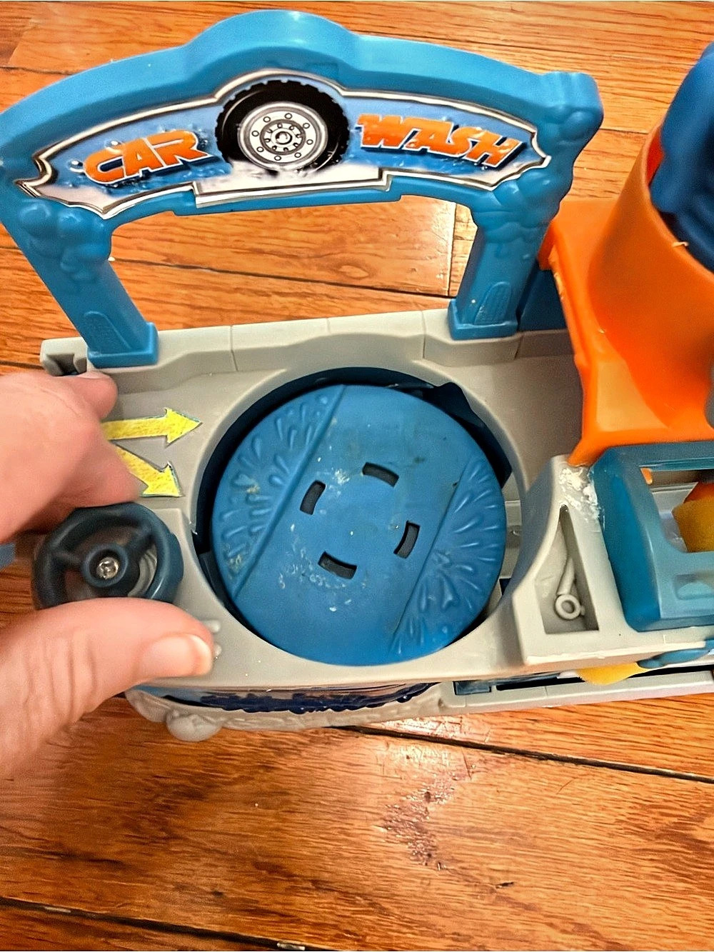Fisher-Price Little People Gas 'n Go Car Wash Garage (add water in tank)